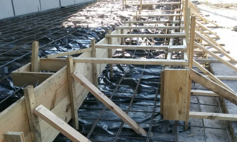 Elevated slab concrete placement — safe access and shoring (22)